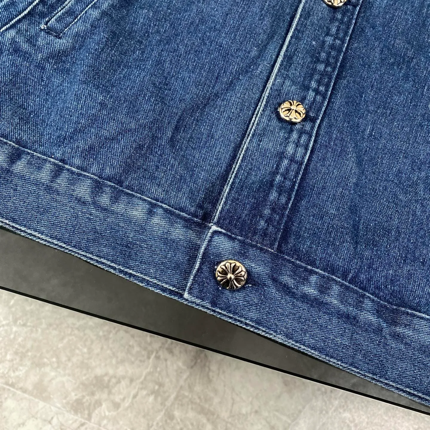 🅿️360 Chromehearts Chromehearts Flame Arms Red Flame Spliced ​​Leather Vine Denim Jacket, the same style as the star, multi-material leather cross, leather embroidery denim jacket, cabinet price N➕ level, patchwork cross flower embellishment, washed denim! !   Absolutely high-end luxury products, 2W-level god-level single products, super popular products, made by top heavy industry, a magic weapon that cannot be missed to hit the streets!  Color: washed blue Size: M-XL